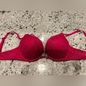 Victoria’s Secret bombshell 34B
